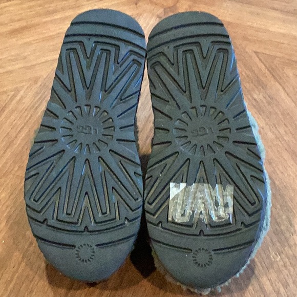 UGG Fluffita Slippers EUC - Picture 5 of 5
